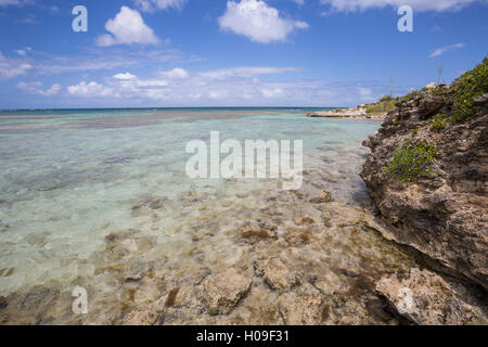 Die türkisfarbenen Schattierungen des karibischen Meeres gesehen von den Klippen von Green Island, Antigua und Barbuda, Leeward-Inseln Stockfoto