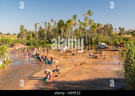 Goldwaschen in Ilakaka, Ihorombe Region, Südwest-Madagaskar, Afrika Stockfoto