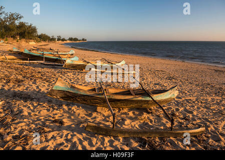 Einbäume als Angelboote/Fischerboote auf Ifaty Strand bei Sonnenuntergang, Süd-West-Madagaskar, Afrika Stockfoto
