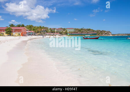 Weißer Sand und Touristen umrahmen das türkisblaue Karibische Meer im Long Bay Beach, Antigua und Barbuda, Leeward-Inseln, West Indies Stockfoto