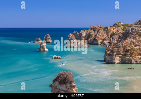 Das türkisblaue Wasser des Atlantischen Ozeans und Klippen umgeben Praia Dona Ana Strand, Lagos, Algarve, Portugal, Europa Stockfoto