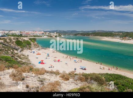 Blick auf den Sandstrand von Vila Nova de Milfontes umgeben von der türkisblauen Ozean, Odemira, Region Alentejo, Portugal, Europa Stockfoto