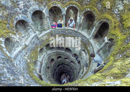 Draufsicht auf die Wendeltreppe in den Türmen der freimaurerischen Einweihung auch auf Quinta da Regaleira, Sintra, Portugal, Europa Stockfoto