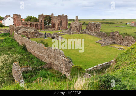 Lindisfarne Priory, frühe christliche Stätte und Dorf, erhöhten Blick, heilige Insel, Küste von Northumberland, England, Vereinigtes Königreich Stockfoto