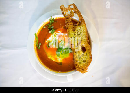 Sopa de Tomate Alentejana, eine traditionelle portugiesische Tomate und Ei Suppe aus der Region Alentejo, Portugal, Europa Stockfoto