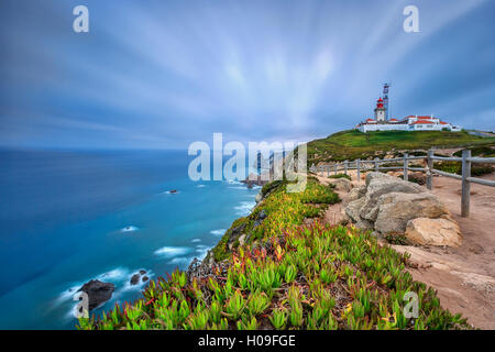 Sonnenaufgang auf dem Kap und den Leuchtturm von Cabo da Roca mit Blick auf den Atlantischen Ozean, Sintra, Portugal, Europa Stockfoto