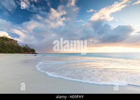 Der Himmel verfärbt sich rosa bei Sonnenuntergang und reflektiert auf Ffryes Strand, Antigua, Antigua und Barbuda, Leeward-Inseln, West Indies Stockfoto