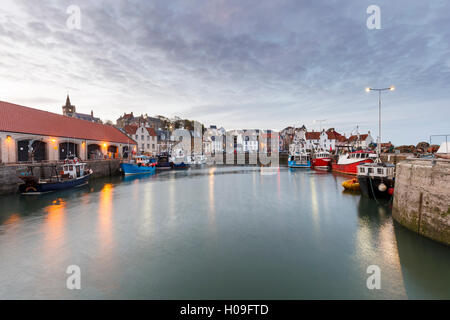 Angelboote/Fischerboote im Hafen von Pittenweem, Fife, East Neuk, Schottland, Vereinigtes Königreich, Europa in der Abenddämmerung Stockfoto