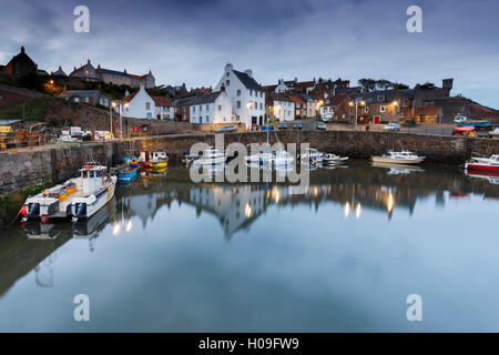 Angelboote/Fischerboote im Hafen von Crail in der Abenddämmerung, East Neuk, Fife, Schottland, Vereinigtes Königreich, Europa Stockfoto