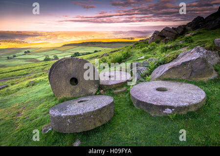 Stanage Edge Mühlsteine bei Sonnenaufgang, Peak District National Park, Derbyshire, England, Vereinigtes Königreich, Europa Stockfoto