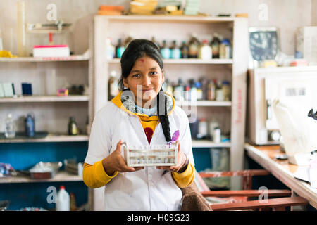 Eine junge Labortechnikerin in einem Krankenhaus in Nepal hält eine Rack mit Reagenzgläsern, Diktel, Khotang Bezirk, Nepal, Asien Stockfoto