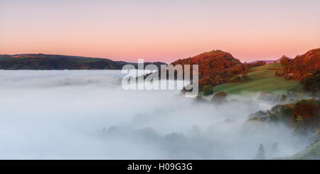 Die mittelalterliche Burg Dinas Bran thront oberhalb der Wolke Inversion liegt im Fluss Dee Tal, Denbighshire, Wales, UK Stockfoto