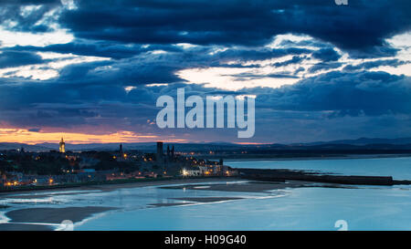 Blick über die Bucht zum Hafen von St. Andrews und Pier mit den Sonnenuntergang über der Stadt, St. Andrews, Fife, Schottland, Vereinigtes Königreich Stockfoto