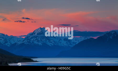 Die letzten Strahlen der untergehenden Sonne schlagen die Spitze Aoraki (Mount Cook), UNESCO, Canterbury, Südinsel, Neuseeland Stockfoto