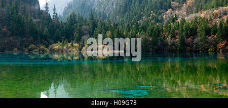 Jiuzhaigou am Rande des Tibet-Plateaus, bekannt für seine Wasserfälle und bunte Seen nördlich von Sichuan, China Stockfoto