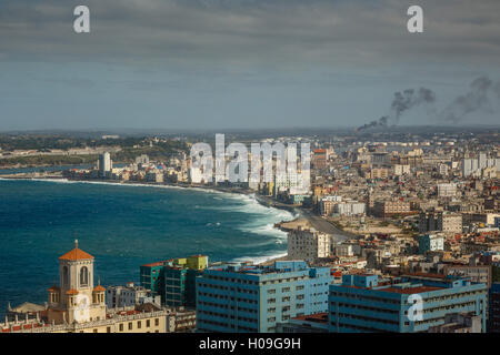 Erhöhten Blick auf die Stadt und der Uferpromenade Malecon, Havanna, Kuba, Westindische Inseln, Karibik, Mittelamerika Stockfoto