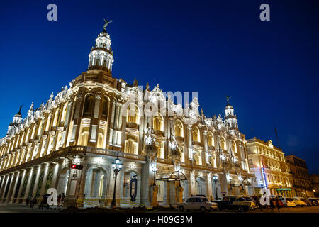 Das Gran Teatro (Grand Theater) beleuchtet in der Nacht, Havanna, Kuba, Westindische Inseln, Karibik, Mittelamerika Stockfoto