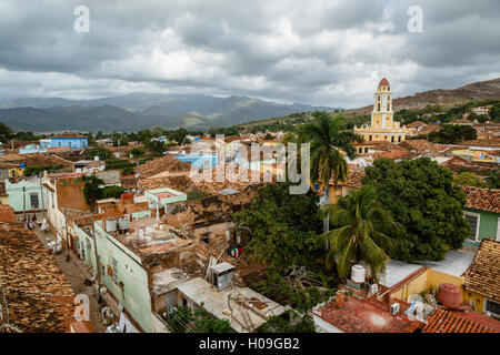 Terrakottadächer und der Glockenturm des Museo Nacional De La Lucha, Trinidad, UNESCO, Provinz Sancti Spiritus, Kuba Stockfoto