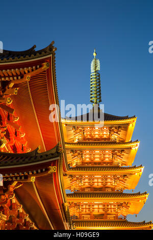 Die fünf Etagen-Pagode bei Sensi-Ji-Tempel bei Nacht, Tokio, Japan, Asien Stockfoto