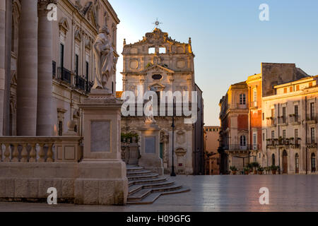 Der Kathedrale und dem Piazza Duomo in den frühen Morgenstunden auf der winzigen Insel Ortygia in UNESCO, Syrakus, Sizilien, Italien Stockfoto