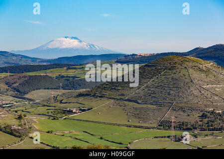 Die sizilianische Landschaft mit den ehrfurchtgebietenden Ätna, UNESCO und höchste aktive Vulkan Europas, Sizilien, Italien Stockfoto