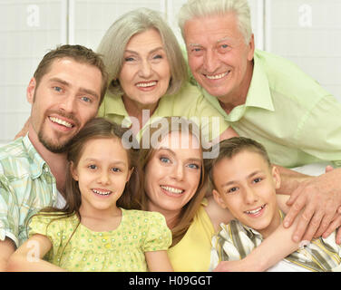 glückliche Familie zu Hause Stockfoto