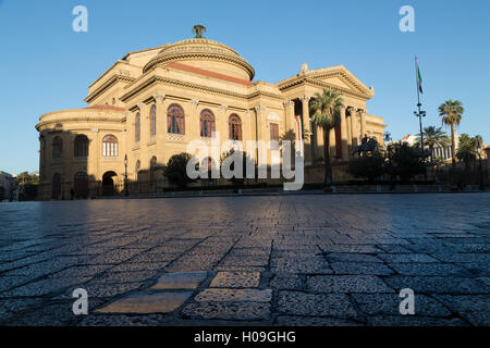 Morgenlicht an Teatro Massimo, eines der größten Opernhäuser Europas, Palermo, Sizilien, Italien, Europa Stockfoto