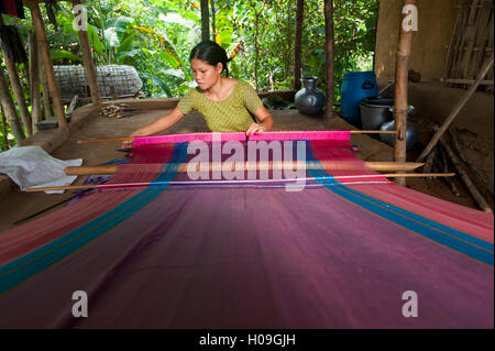 Eine Frau webt traditionelle Stoff mit einer Hand Webstuhl, Chittagong Hill Tracts, Bangladesch, Asien Stockfoto