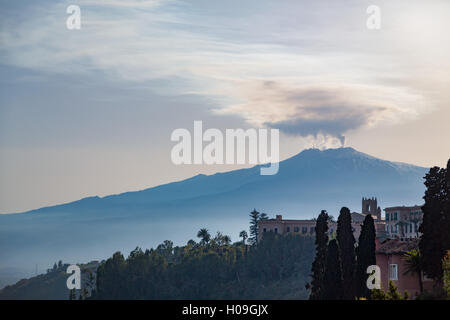 Die ehrfurchtgebietenden Ätna, UNESCO und höchste aktive Vulkan Europas, gesehen von Taormina, Sizilien, Italien, mediterran Stockfoto