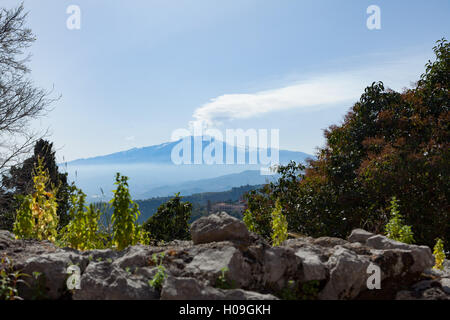 Die ehrfurchtgebietenden Ätna, UNESCO und höchste aktive Vulkan Europas, gesehen von Taormina, Sizilien, Italien, mediterran Stockfoto
