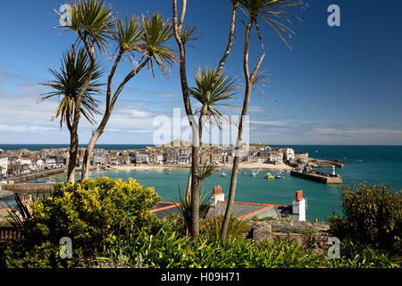 Blick auf Altstadt und Hafen mit Smeatons Pier gesehen von der Malakoff, St. Ives, Cornwall, England, Vereinigtes Königreich, Europa Stockfoto