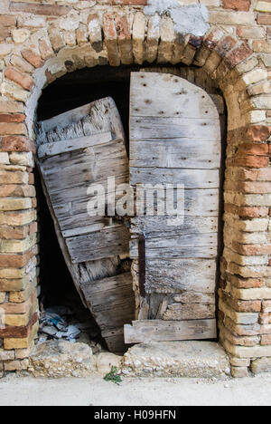 Alten gebrochenen Holztür in Grottammare, Marche, Italien Stockfoto