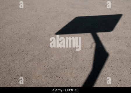 Basketball Hoop Schatten auf einem Basketballfeld Stockfoto