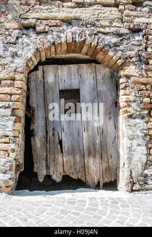 Alte Holztür in Grottammare, Marche, Italien Stockfoto