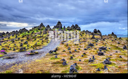 Laufscalavarda, ein Lava-Grat, umgeben von Stein Cairns - Island Stockfoto