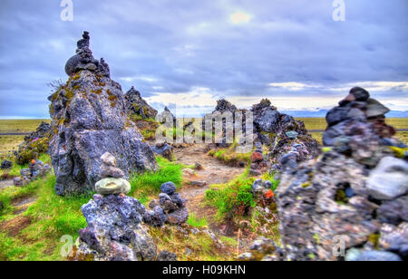 Laufscalavarda, ein Lava-Grat, umgeben von Stein Cairns - Island Stockfoto