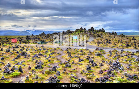 Laufscalavarda, ein Lava-Grat, umgeben von Stein Cairns - Island Stockfoto