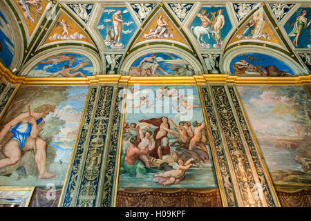 Loggia der Galatea mit dem Fresko von Raffaello in Villa Farnesina in Rom Stockfoto