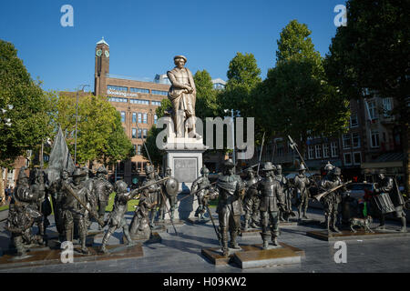 Statue von Rembrandt und Skulptur sein Gemälde die Nachtwache in Rembrandtplein oder Rembrandt Square, Amsterdam Stockfoto