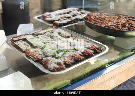 Parmigiana di Melanzane, Ballarò-Markt, Palermo, Sizilien Stockfoto