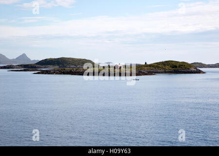 Bauernhaus auf kleine Schäre Insel Stormolla Island, Lofoten-Inseln, Nordland, Norwegen Stockfoto