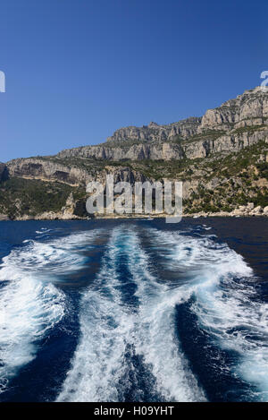 Wake hinter einem Boot, Mediterran, Calanques Nationalpark, Marseille, Provence, Cote d'Azur, Frankreich Stockfoto