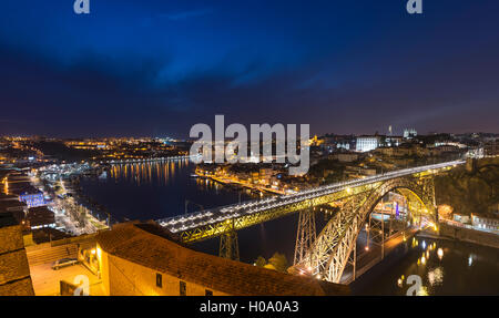Blick über Porto mit beleuchteten Ponte Dom Luís I Brücke über den Fluss Douro, Dämmerung, Porto, Portugal Stockfoto