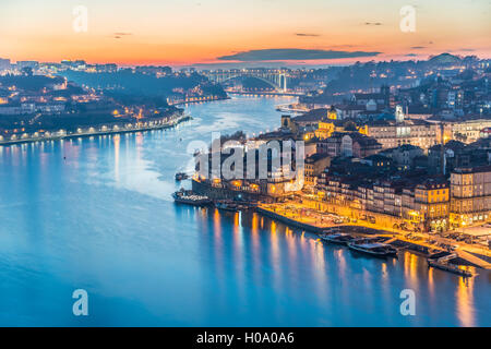 Blick über Porto mit Fluss Douro, Dämmerung, Porto, Portugal Stockfoto