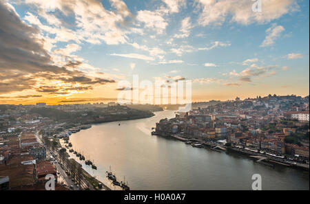 Blick über Porto mit Fluss Douro, Sonnenuntergang, Porto, Portugal Stockfoto
