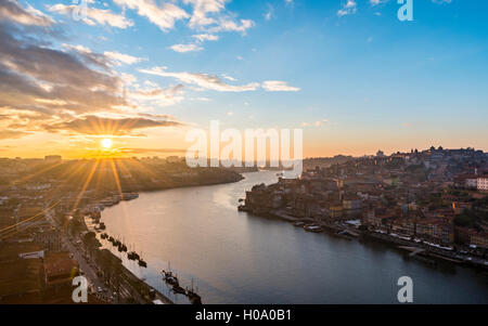 Blick über Porto mit Fluss Douro, Sonnenuntergang, Porto, Portugal Stockfoto