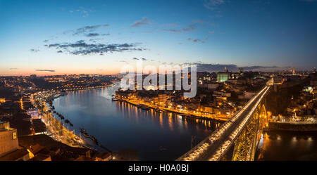 Blick über Porto mit beleuchteten Ponte Dom Luís I Brücke über den Fluss Douro, Dämmerung, Porto, Portugal Stockfoto