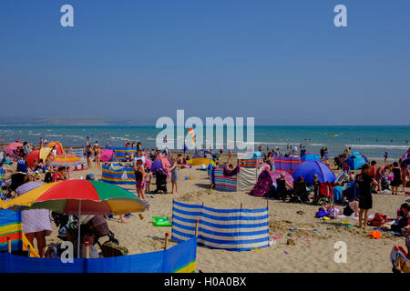 crowded beach scene weymouth Stockfoto