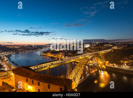Blick über Porto mit beleuchteten Ponte Dom Luís I Brücke über den Fluss Douro, Dämmerung, Porto, Portugal Stockfoto