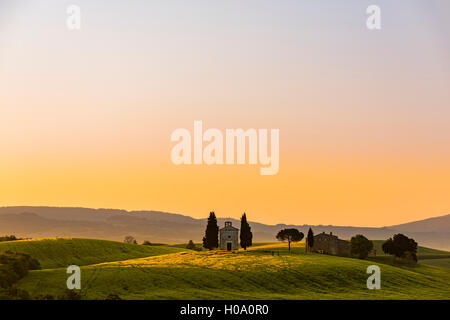 Capella di Vitaleta, Kapelle bei Sonnenaufgang, Val d'Orcia, Toskana, Italien Stockfoto